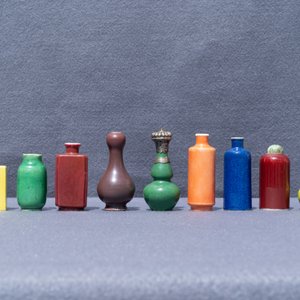 Achttien Chinese monochrome miniatuur vaasjes en snuifflessen, 18/20e eeuw — foto 41