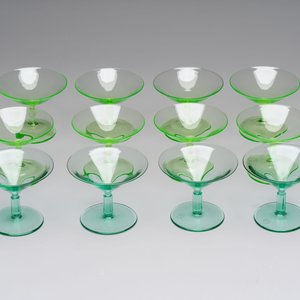 A.D. Copier (1901-1991): a set of eight and a set of four liquor glasses, etched marked, Glasfabriek Leerdam, ca. 1930 — foto 2