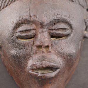 Afrikaans in hout gesculpteerd Chowke masker, gemonteerd op houten paneel, vroeg tot midden 20e eeuw — foto 5