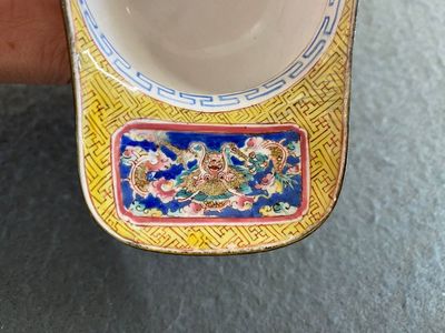 Aiguière à vin rituelle de type 'jue' en émaux de Canton à fond jaune, Chine, Yongzheng — photo 3
