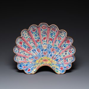 Aiguière-casque et son bassin en forme de coquille en émaux de Canton, Chine, Yongzheng/Qianlong — photo 2
