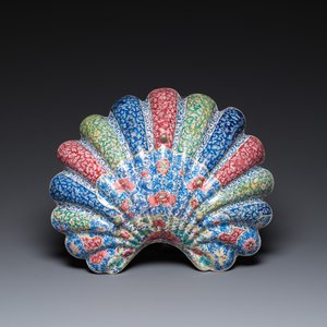 Aiguière-casque et son bassin en forme de coquille en émaux de Canton, Chine, Yongzheng/Qianlong — photo 3