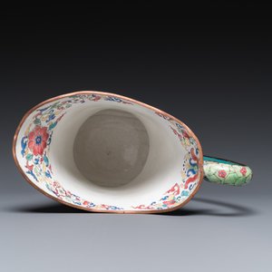 Aiguière-casque et son bassin en forme de coquille en émaux de Canton, Chine, Yongzheng/Qianlong — photo 12