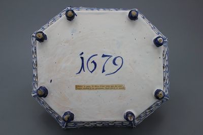 Ajour mand, aardewerk uit Frankfurt in Delftse stijl, gevangenis scene, gedateerd 1679