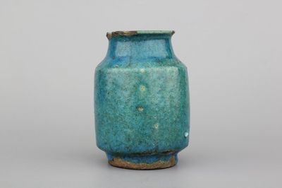 Albarello en glaçure turquoise, probablement Kashan, 13e