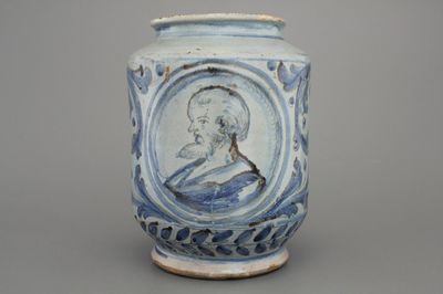 Albarello italien, fond bleu, décor portrait, Caltagirone, 17e-18e