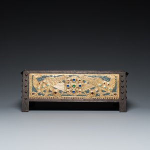 Alfred Daguet (Paris, 1875-1942): A Gothic revival repoussé brass and copper-mounted metal box with glass cabochons, ca. 1900 — 照片 4