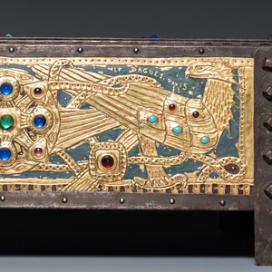 Alfred Daguet (Paris, 1875-1942): A Gothic revival repoussé brass and copper-mounted metal box with glass cabochons, ca. 1900 — 照片 5