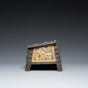 Alfred Daguet (Paris, 1875-1942): A Gothic revival repoussé brass and copper-mounted metal box with glass cabochons, ca. 1900 — 照片 8