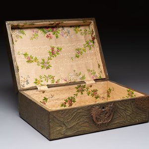 Alfred Daguet (Paris, 1875-1942): An Art Nouveau repoussé brass- and copper-mounted box with 'crabs' design and inset glass eyes, ca. 1900 — photo 3