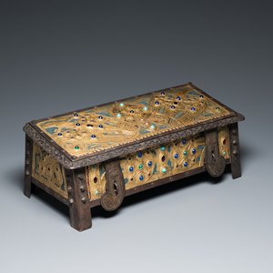 Alfred Daguet (Paris, 1875-1942): Coffret néogothique en métal monté de cuivre et laiton repoussé aux cabochons en verre, ca. 1900 — photo 1