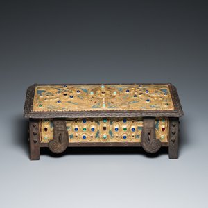 Alfred Daguet (Paris, 1875-1942): Coffret néogothique en métal monté de cuivre et laiton repoussé aux cabochons en verre, ca. 1900 — photo 2