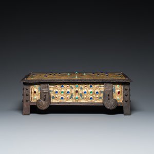 Alfred Daguet (Paris, 1875-1942): Coffret néogothique en métal monté de cuivre et laiton repoussé aux cabochons en verre, ca. 1900 — photo 3