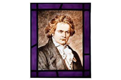 Alfred Labille et Pierre Bertrand (Lille, actif 1902-1930): Portrait de Ludwig van Beethoven en verre peint monté en vitrail