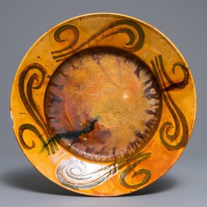 Alfred William Finch (1854 –1930): Een Art Nouveau aardewerk schotel met oker en gele fondkleur — foto 1