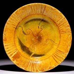 Alfred William Finch (1854 –1930): Un grand plat en céramique jaune — photo 1