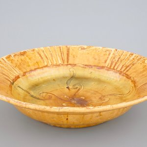 Alfred William Finch (1854 –1930): Un grand plat en céramique jaune — photo 3