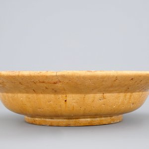 Alfred William Finch (1854 –1930): Un grand plat en céramique jaune — photo 4