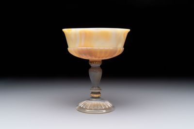 An 18kt gold-mounted carved agate goblet, France or Italy, 19/20th C. — 照片 11