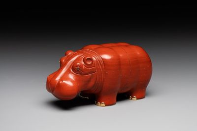 An 18kt gold mounted red jasper hippopotamus with sapphire inset eyes in Fabergé-style, early 20th C.