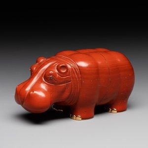 An 18kt gold mounted red jasper hippopotamus with sapphire inset eyes in Fabergé-style, early 20th C. — photo 1