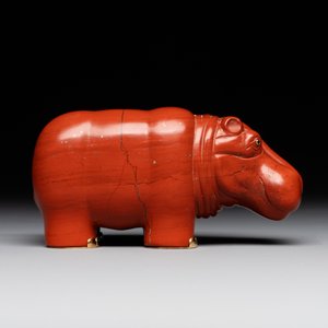 An 18kt gold mounted red jasper hippopotamus with sapphire inset eyes in Fabergé-style, early 20th C. — photo 2