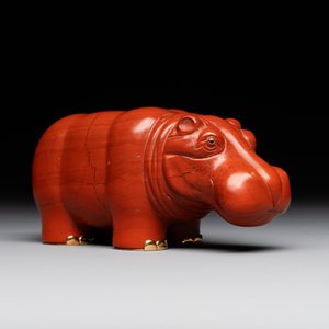 An 18kt gold mounted red jasper hippopotamus with sapphire inset eyes in Fabergé-style, early 20th C. — photo 3