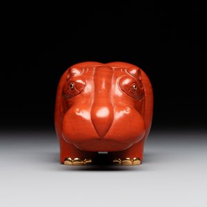 An 18kt gold mounted red jasper hippopotamus with sapphire inset eyes in Fabergé-style, early 20th C. — photo 5