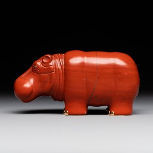 An 18kt gold mounted red jasper hippopotamus with sapphire inset eyes in Fabergé-style, early 20th C. — photo 6