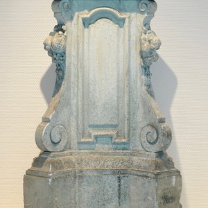 An 80 cm plaster cast of a Louis XVI style base soccle, 19/20th C., Bruges — photo 1