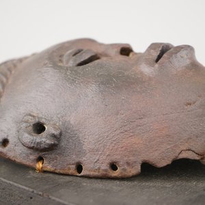 An African carved wood Chokwe mask, mounted on wood, early to mid 20th C. — 照片 4