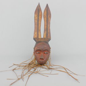 An African carved wood mask with raffia, East-Pende, early to mid 20th C. — photo 1