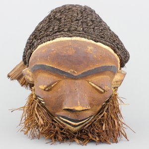 An African carved wood Pende mask, early to mid 20th C. — photo 1