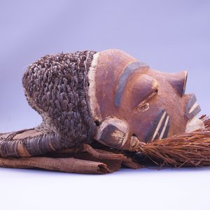 An African carved wood Pende mask, early to mid 20th C. — photo 5