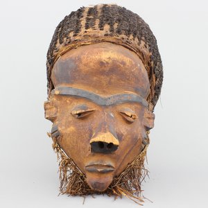 An African carved wood Pende mask, early to mid 20th C. — photo 1