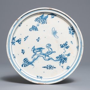 An Alcora faience blue and white tazza with birds and insects, Spain, 18th C. — 照片 1