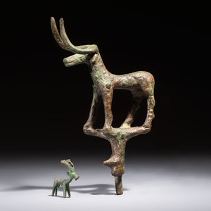 An Anatolian copper-alloy standard surmounted by a long-horned bull and a Luristan deer, 1st millennium BC. — photo 1