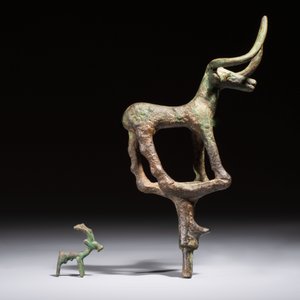 An Anatolian copper-alloy standard surmounted by a long-horned bull and a Luristan deer, 1st millennium BC. — photo 2