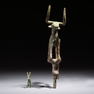 An Anatolian copper-alloy standard surmounted by a long-horned bull and a Luristan deer, 1st millennium BC. — photo 3