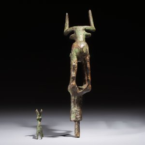 An Anatolian copper-alloy standard surmounted by a long-horned bull and a Luristan deer, 1st millennium BC. — photo 4