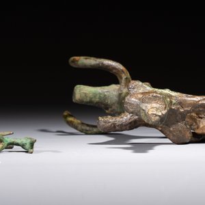 An Anatolian copper-alloy standard surmounted by a long-horned bull and a Luristan deer, 1st millennium BC. — photo 6
