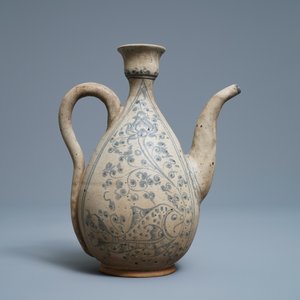 An Annamese blue and white jug with fish and lotus scrolls, Vietnam, 15/16th C. — 照片 2