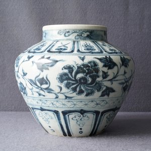 An Annamese blue and white vase with floral design, Vietnam, 15/16th C. — photo 17