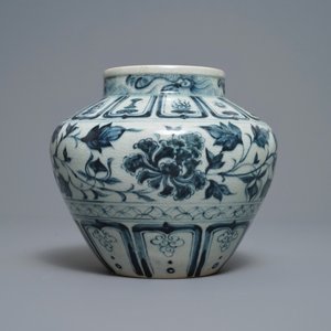 An Annamese blue and white vase with floral design, Vietnam, 15/16th C. — photo 4