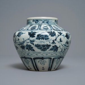 An Annamese blue and white vase with floral design, Vietnam, 15/16th C. — photo 5