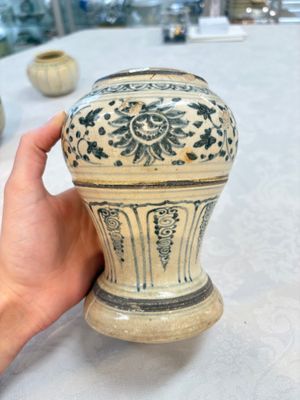 An Annamese or Vietnamese blue and white altar vase, a 'melon' jar and a bowl, 14/15th C. — photo 1