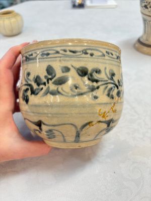 An Annamese or Vietnamese blue and white altar vase, a 'melon' jar and a bowl, 14/15th C. — photo 11