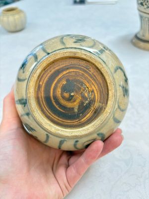 An Annamese or Vietnamese blue and white altar vase, a 'melon' jar and a bowl, 14/15th C. — photo 13