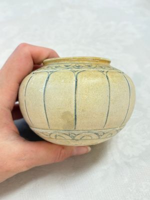 An Annamese or Vietnamese blue and white altar vase, a 'melon' jar and a bowl, 14/15th C. — photo 14