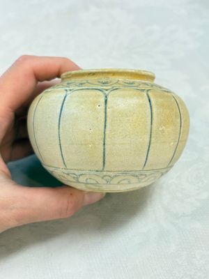 An Annamese or Vietnamese blue and white altar vase, a 'melon' jar and a bowl, 14/15th C. — photo 15